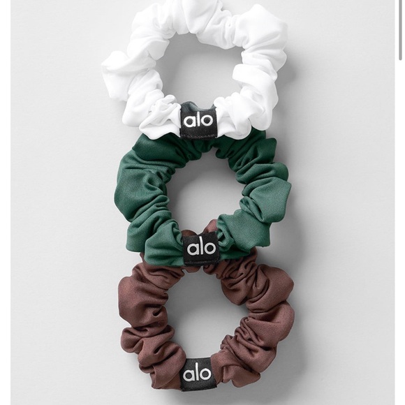 ALO Yoga Accessories - ALO Yoga Fresh Mini Scrunchie 3-Pack - Brownstone/White/Clover